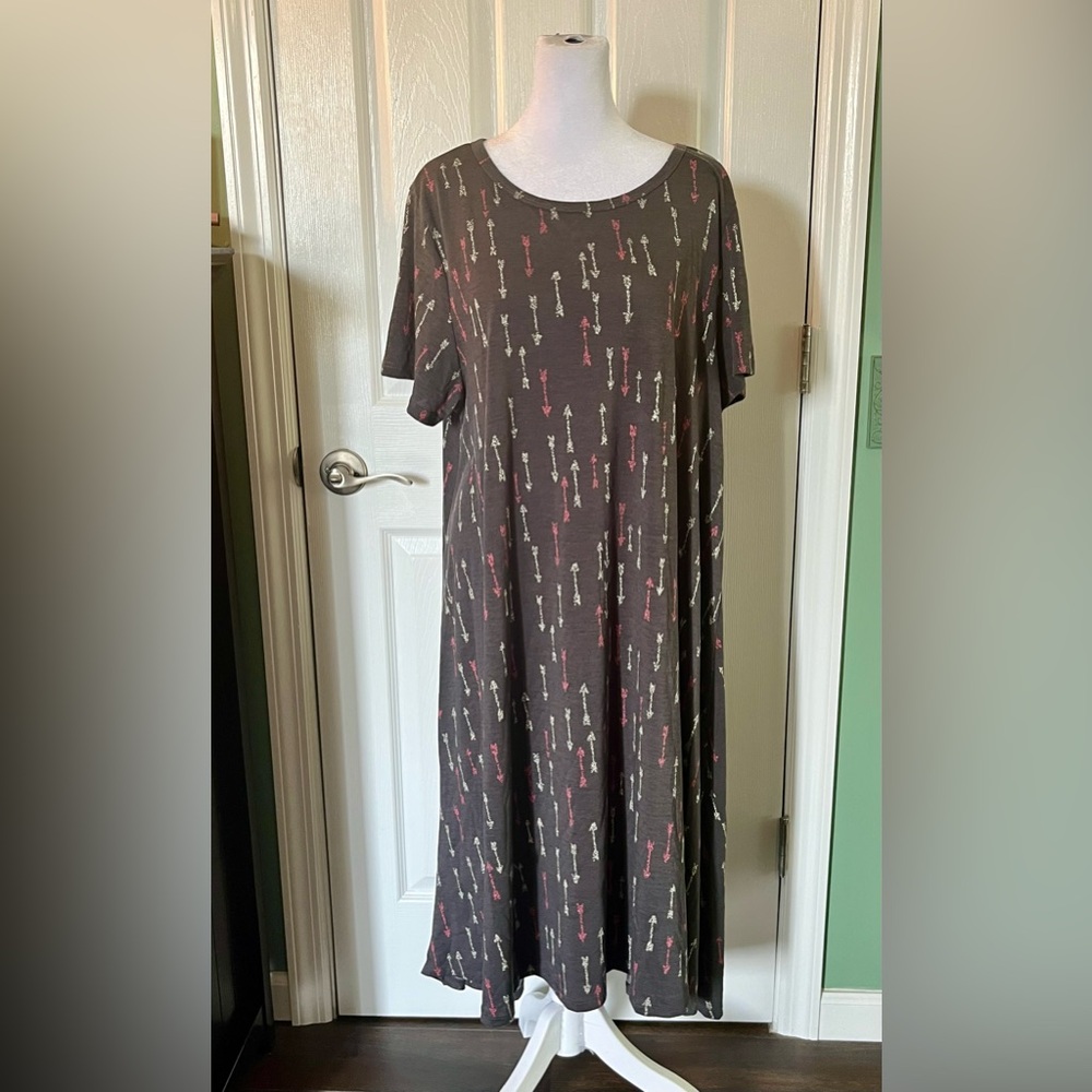 LuLaRoe 2X Maxi Dress Gray with Pink & White Arrow Pattern- EUC